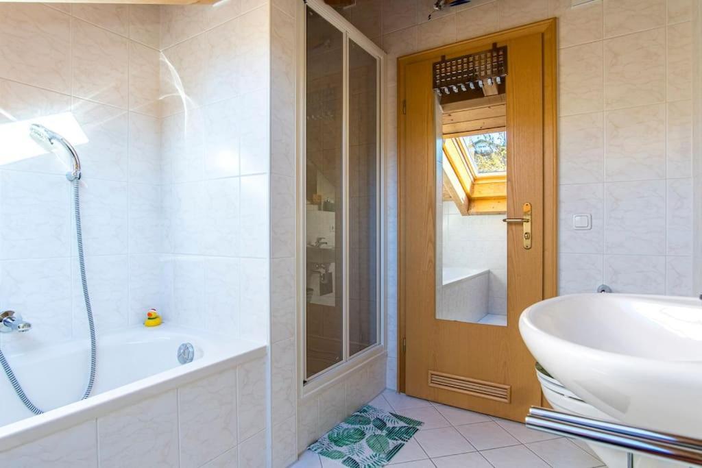 Apartment Luxury Living Near Weissensee +balcony +netflix