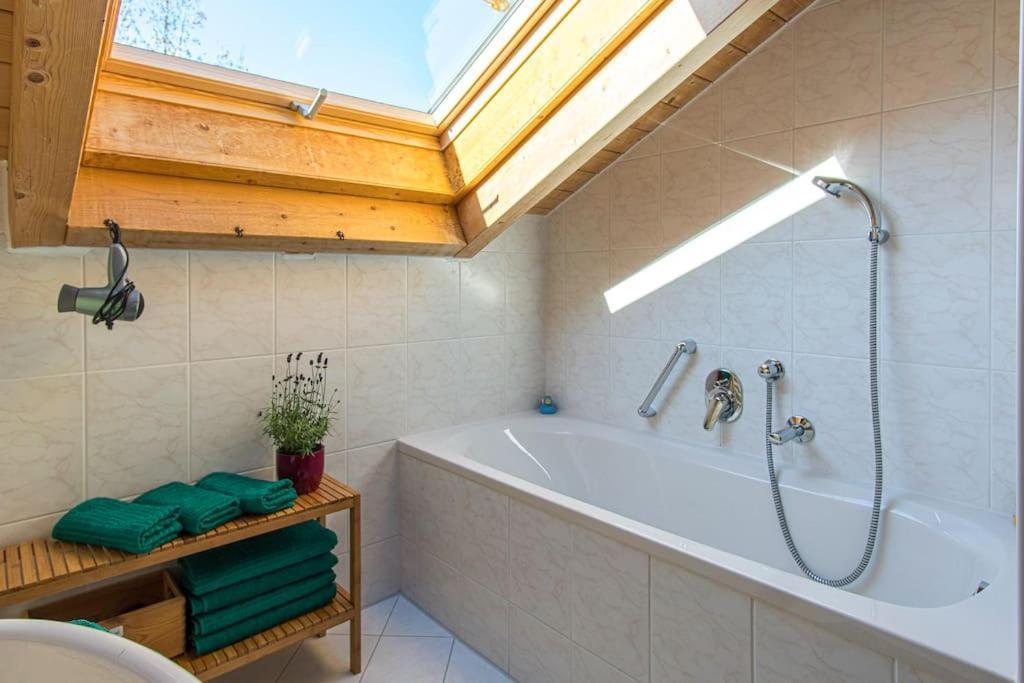 Luxury Living Near Weissensee +balcony +netflix Apartment